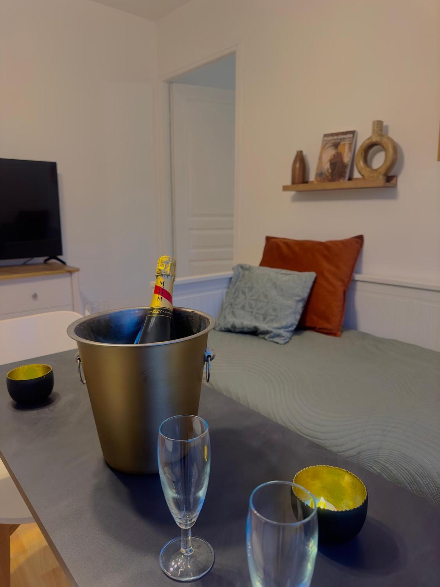 Appartement Chloe Du Lac Montferrat  Buitenkant foto